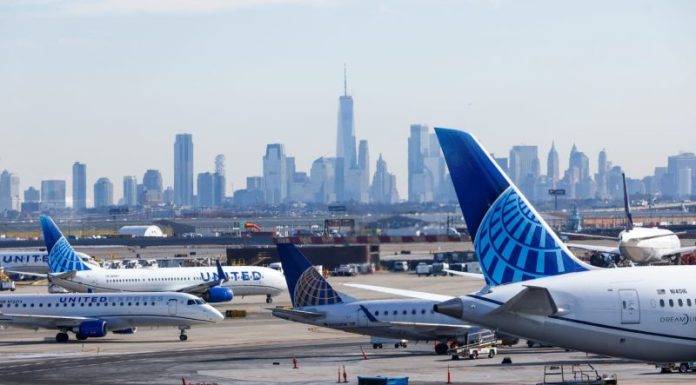 United Airlines says it will boot passengers who refuse to use headphones on planes